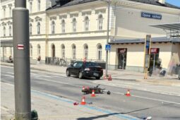 Vyjížděla z parkovacího místa. Střetla se s mužem na koloběžce, ten se vážně zranil