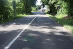 Motorka se v Kostelci střetla s dodávkou. Policie hledá svědky