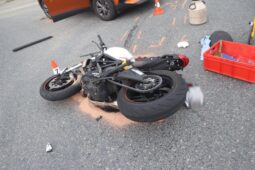 Hodonínští policisté hledají svědky srážky auta s motocyklem