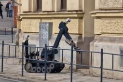 VIDEO: Podezřelý předmět u školy v Brně: Policisté evakuovali školu