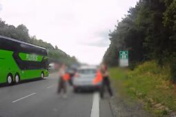 VIDEO: Vůbec nebrzdil a narazil do Tatry v odstavném pruhu na D1