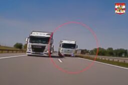 VIDEO: Policejní motorkář řešil dva kamioňáky, kteří předjížděli v zákazu. Jeden se vybodoval