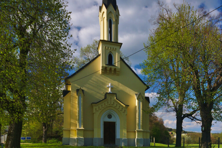 Kaple svatých Cyrila a Metoděje, Poteč, okres Zlín. Zdroj foto: Jiří Komárek, CC BY-SA 4.0 via Wikimedia Commons, upraveno