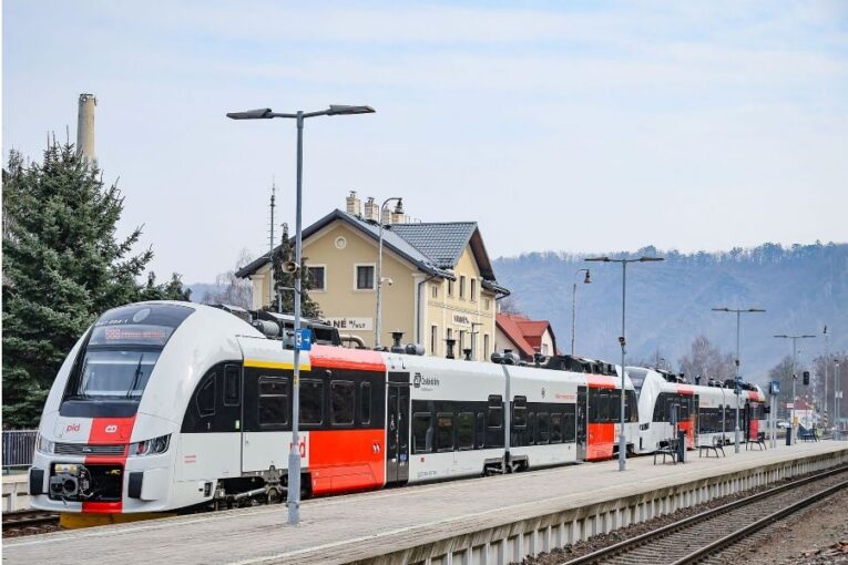 Letní změna jízdních řádů přináší nové vlaky. Cestující čekají lepší spoje a návrat oblíbené lokálky