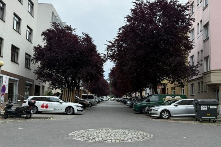 Na Sadové začíná stavba nového bytového domu. Řidiče i chodce čekají omezení