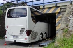 Řidič autobusu, který vjel pod viadukt a zůstal v něm zaklíněn, čelí trestnímu stíhání