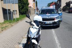 Nezletilý neměl přilbu, šofér byl opilý