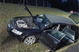 Mladý řidič Audi nezvládl u Jihlavy kruhový objezd. Měl přes dvě promile