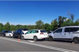 Řetězová nehoda u Obrataně: Tři zranění a škoda za tři čtvrtě milionu