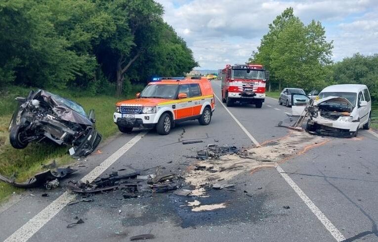 Čelní střet aut u Hosova. Tři lidé skončili v nemocnici