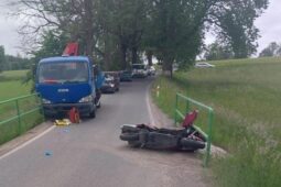 Drsná nehoda u Pelhřimova. Motorkář skončil na zemi, zraněného ho málem přejel náklaďák