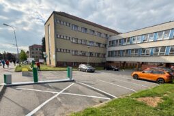 Dobrá zpráva pro řidiče. Jihlavská nemocnice zpřístupnila další parkoviště