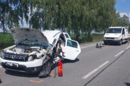Nedobrzdil za náklaďákem. Při nehodě u Leskovic se zranili oba řidiči