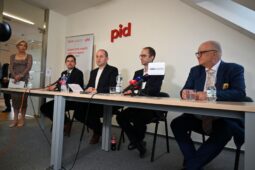 Největší železniční zakázka v historii Česka míří do finále. O vlaky za stovky miliard bojují dva dopravci