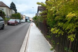Rekonstrukce chodníku je hotová, opravilo se i veřejné osvětlení