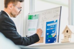 ČNB zpřísňuje měnovou politiku. Vyšší sazby doprovází přestřelka mezi guvernérem Michlem a premiérem Babišem