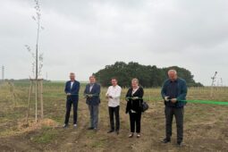 Ve Veselí nad Moravou vysazují několik tisíc stromů a keřů v rámci projektu financovaného z evropských dotací