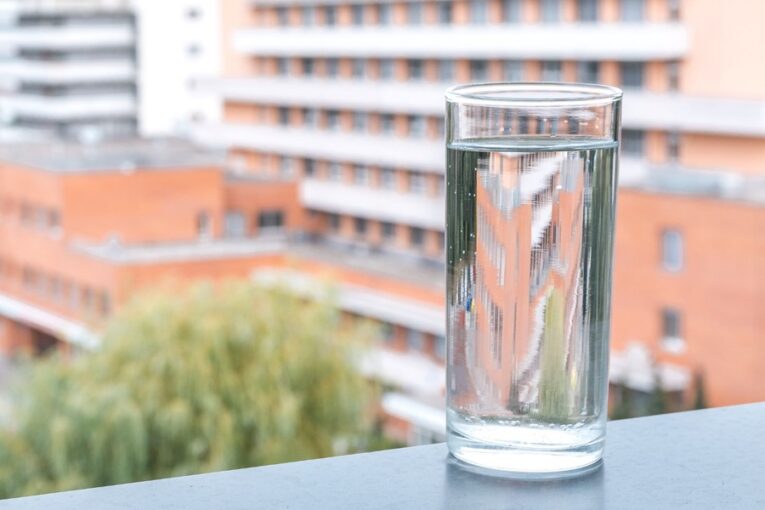 Na žízeň nečekejte a tekutiny doplňujte průběžně, radí lékaři z Baťovy nemocnice