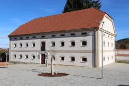 Hrobka v Hrobech, kostelní vitráže ve Slavonicích a panská sýpka ve Volyni usilují o ocenění Památky děkují. Hlasujte pro svého favorita