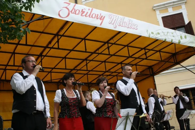 Zbořilovy Milotice – přehlídka dechových hudeb. Zdroj: oficiální webová prezentace státního zámku Milotice