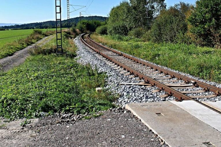 Tragédie na železnici v Jihlavě. Muž zemřel po srážce s vlakem