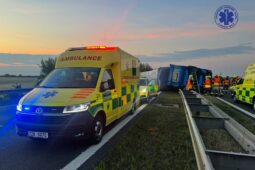 Ranní nehoda ochromila D1 u Bezměrova. Dálnici uzavřela srážka kamionu a dodávek
