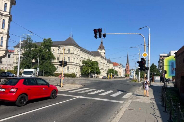 Omezení dopravy v centru Olomouce. Modernizace semaforů na měsíc uzavře důležitou křižovatku