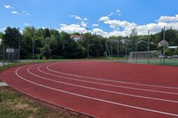 Atletický ovál u školy má nový povrch, sportovcům bude sloužit další roky