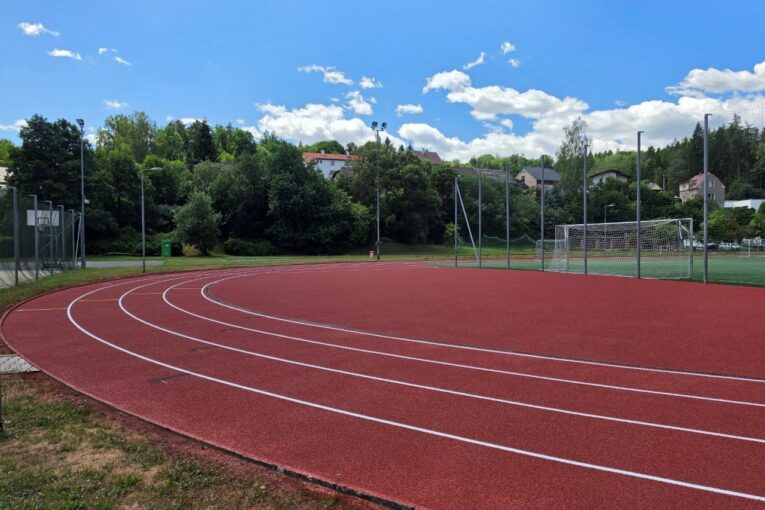 Atletický ovál u školy má nový povrch, sportovcům bude sloužit další roky
