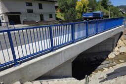 Řidiči ve Velkých Karlovicích už jezdí po novém mostě