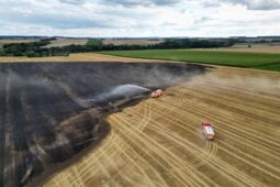 Na Opavsku hořelo strniště. Požár hasilo osm jednotek hasičů