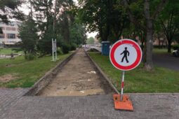 Chodník v Tylově ulici v Otrokovicích dostává nový povrch. Hotový bude v polovině srpna
