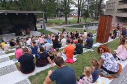 Revitalizovaný park u divadla ožívá kulturním programem