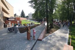 Park u Roškotova divadla zve na letní program