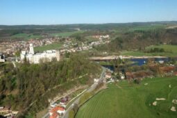 Nenechte si ujít hudební festival Hrady CZ v Hluboké. Premiérová zastávka nabídne hvězdná jména i jedinečné místo