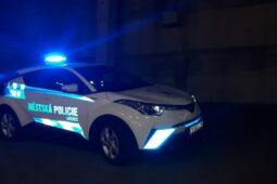 Spícího muže v centru Liberce okradli o dva batohy. Strážníci zloděje zadrželi za pár minut