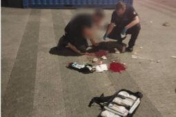 Muž klečel u nádraží v kaluži krve. Sok ho udeřil cihlou do obličeje