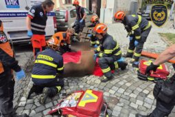 Prasklé vodovodní potrubí uvěznilo v kanalizaci dva pracovníky, pro jednoho letěl vrtulník
