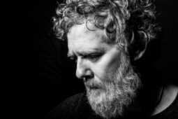 VIDO: Zemřel muzikant Glen Hansard. V červnu vystoupil v Opavě na Slunovratu