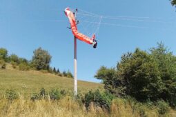 Paraglidista zůstal viset na drátech elektrického vedení. Zachraňovali ho hasiči