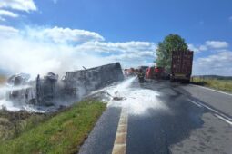 Tragická nehoda u Štoků uzavřela silnici I/38. Zemřeli dva řidiči kamionů