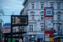 Praha rozšiřuje digitální odjezdové panely. Pomáhají i lidem se zrakovým postižením
