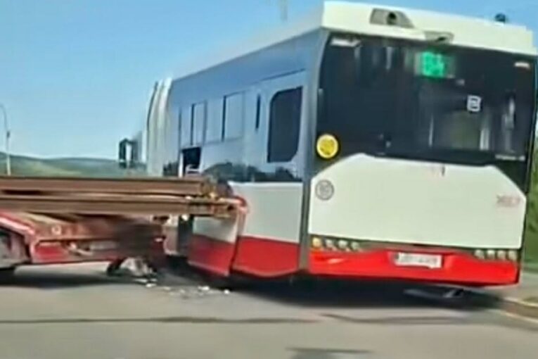 V Bystrci se střetl autobus s návěsem kamionu. Jeden cestující byl zraněný