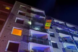 Balkon začal po půlnoci hořet. Hasiči uchránili byt za miliony