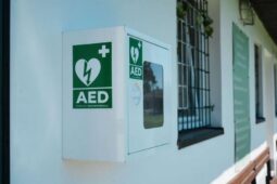 Více defibrilátorů na veřejných místech. Přibudou tam, kde mohou zachránit život