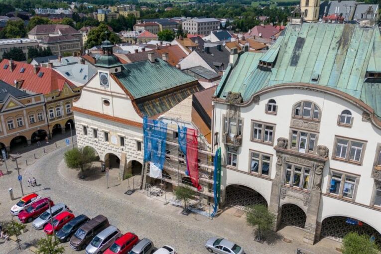 Rekonstrukce domu omezí na čas provoz na náměstí