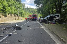 Čelní střet osobního auta s nákladním u Železného Brodu. Zraněnou ženu transportoval vrtulník