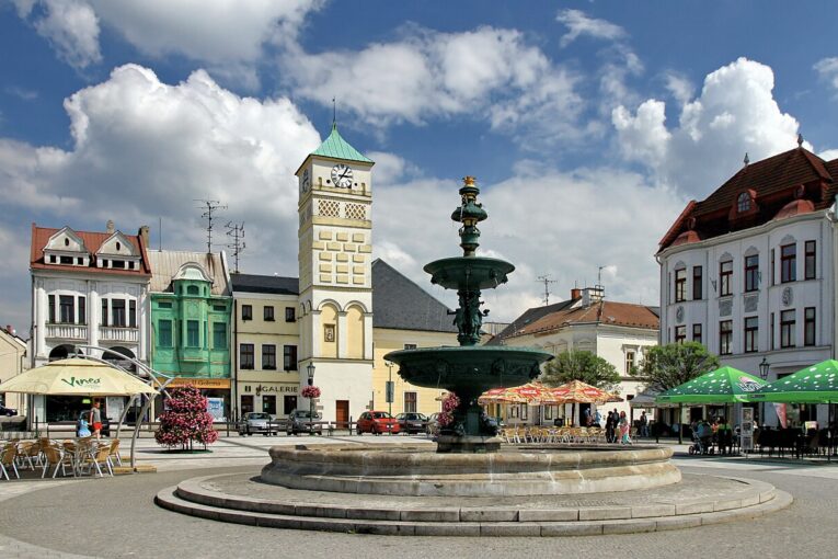 Foto: Masarykovo náměstí v Karviné s kašnou a radnicí. Zdroj foto: https://commons.wikimedia.org/ Hons084/ CC BY-SA 4.00