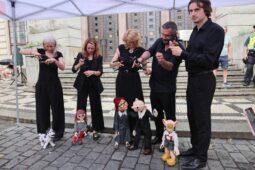 Hurvínek slaví sto let. Na Mariánském náměstí připomíná jeho výročí venkovní výstava