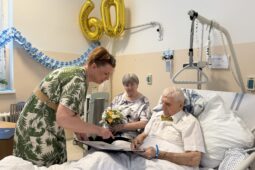 U sv. Anny se slavilo. Diamantová svatba proběhla přímo v nemocničním pokoji
